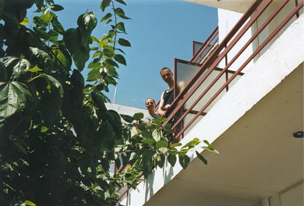 OLYMPIA - Carlos met kamergenoot op het balkon van het hotel