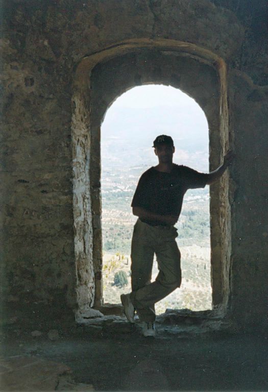 MYSTRAS - Carlos bij een doorkijk bij Byzantijnse architectuur