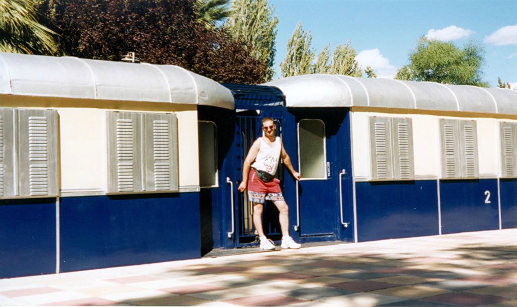 NAFPLION - Carlos bij een oud treinstation