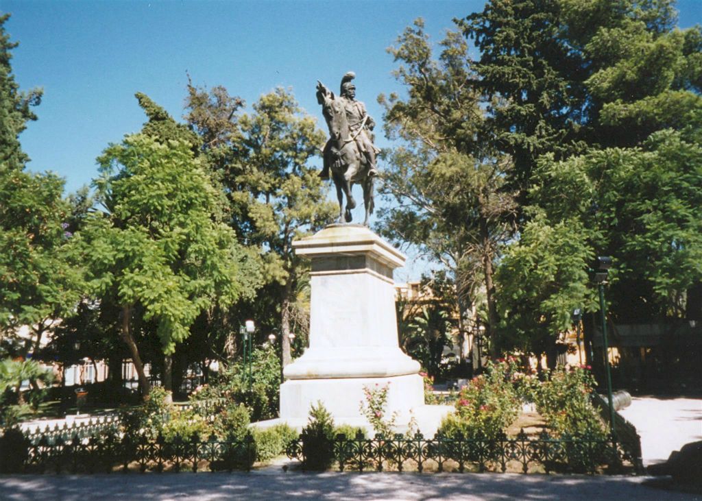 NAFPLION - een plein met het standbeeld ter ere van Theodoros Kolokotronis