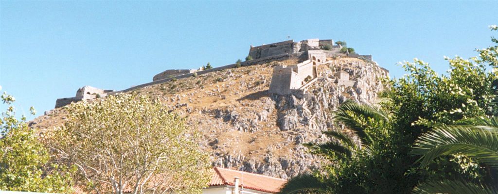 NAFPLION - een oud kasteel op een heuvel