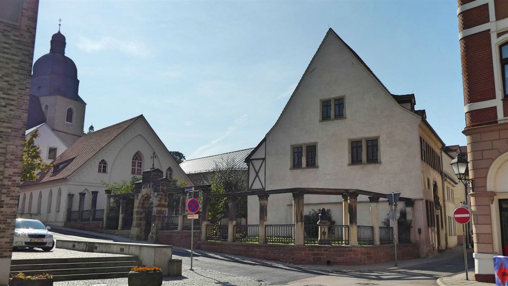 EISLEBEN - links de Luther school voor arme mensen en rechts het geboortehuis van Luther