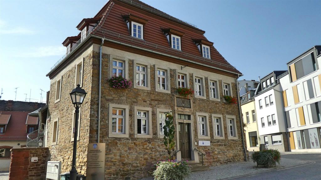 EISLEBEN - een oude bergschool waar nu het stadsbestuur in gevestigd is