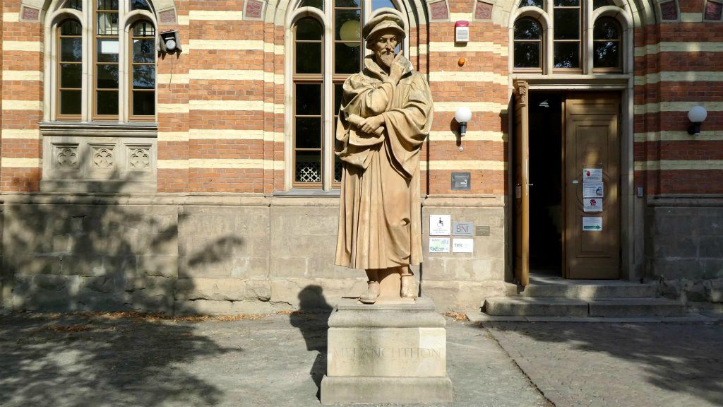 QUEDLINBURG - een standbeeld ter ere van de Duitse filosoof Philipp Melanchthone bij de school Harz van de districtsmuziek