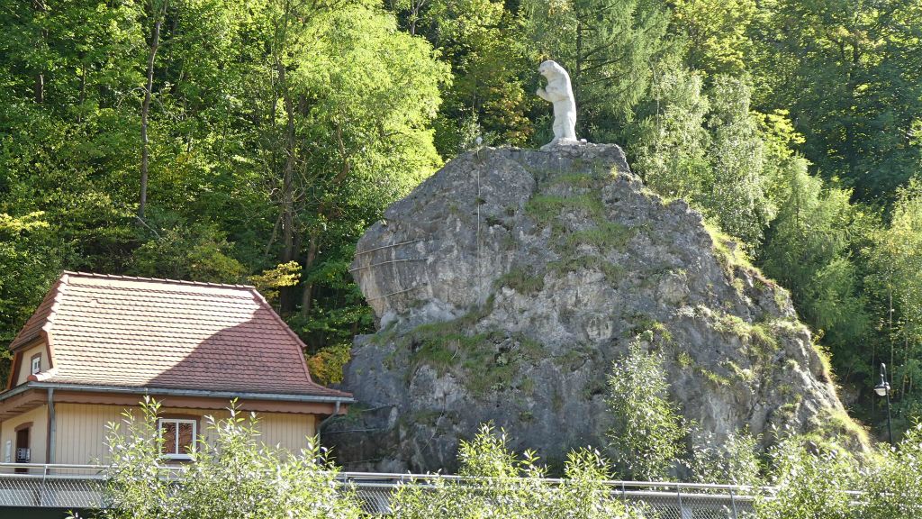 RÜBELAND - een rots met een beren standbeeld