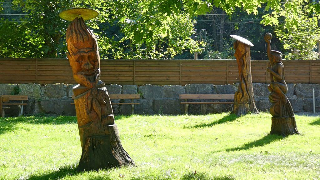 RÜBELAND - enkel houten beelden