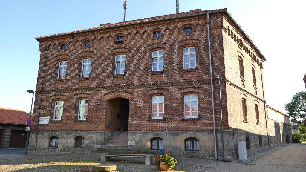 MEISDORF - een gebouw aan de straat Hauptstraße 33