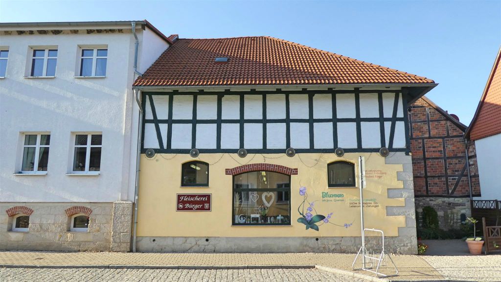 MEISDORF - een gebouw met een bloemenwinkel en een slager