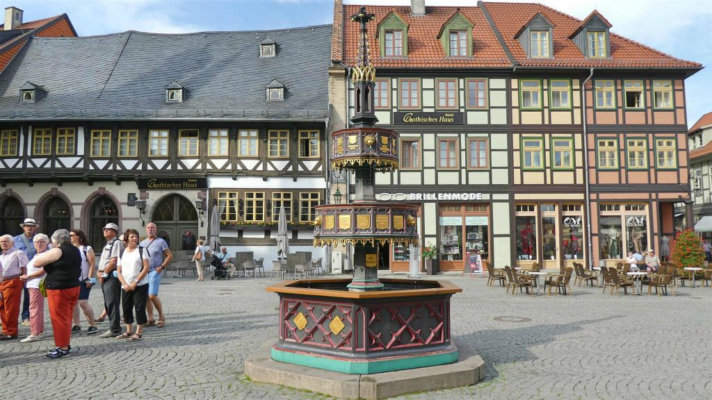 WERNIGERODE - de fontein Wohltäterbrunnen op het marktplein