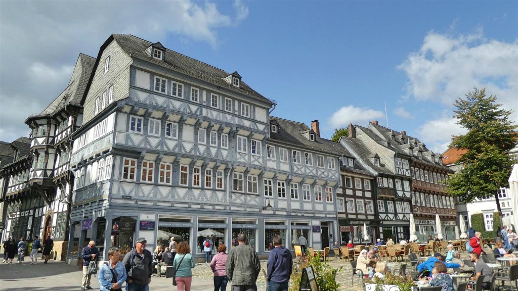 GOSLAR - een oud vakwerkhuis aan het plein Schuhhof