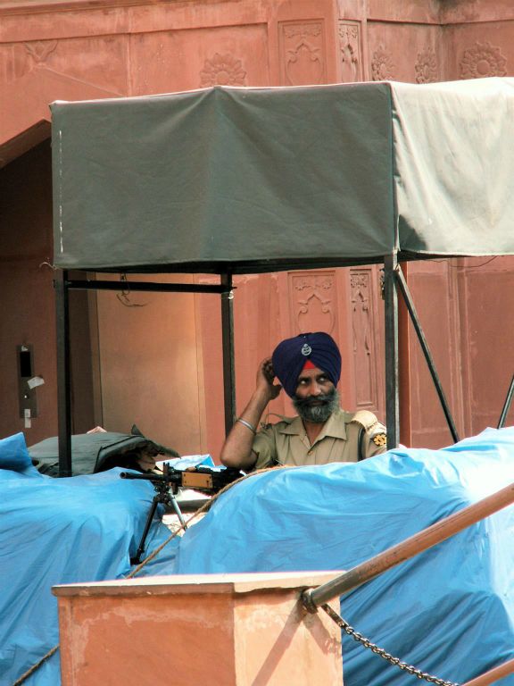 INDIA - DELHI - een bewaker bij het Rode Fort