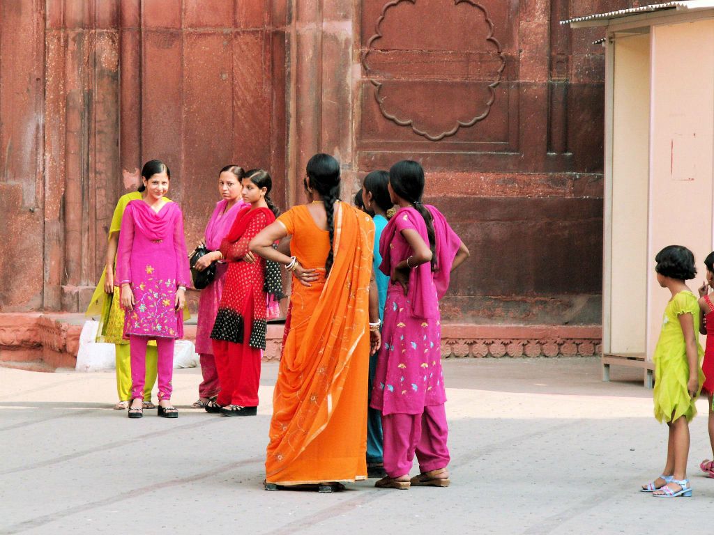 INDIA - DELHI - enkele vrouwen bij het Rode Fort