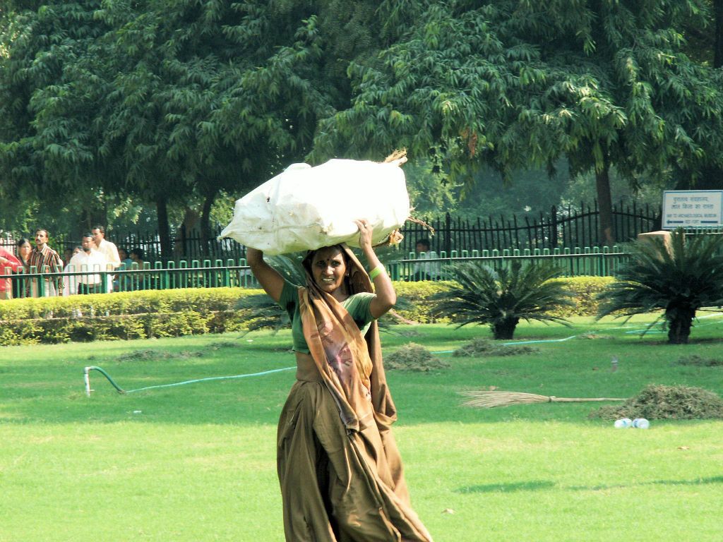 INDIA - DELHI - een vrouw met hout op haar hoofd bij het Rode Fort
