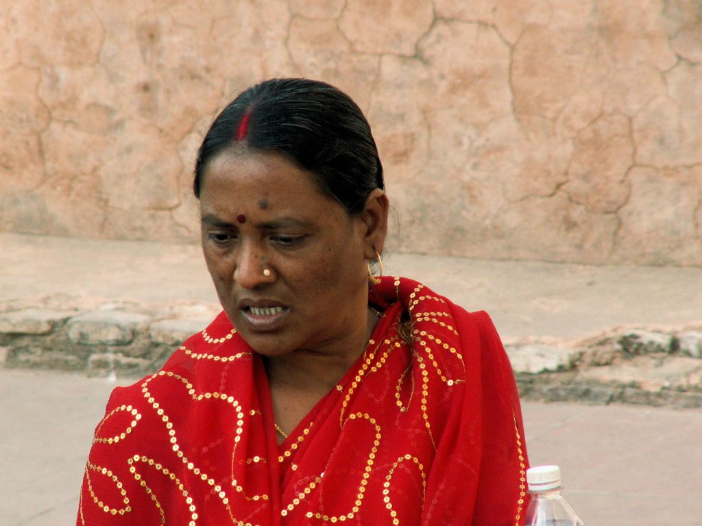 INDIA - DELHI - een vrouw bij het Rode Fort
