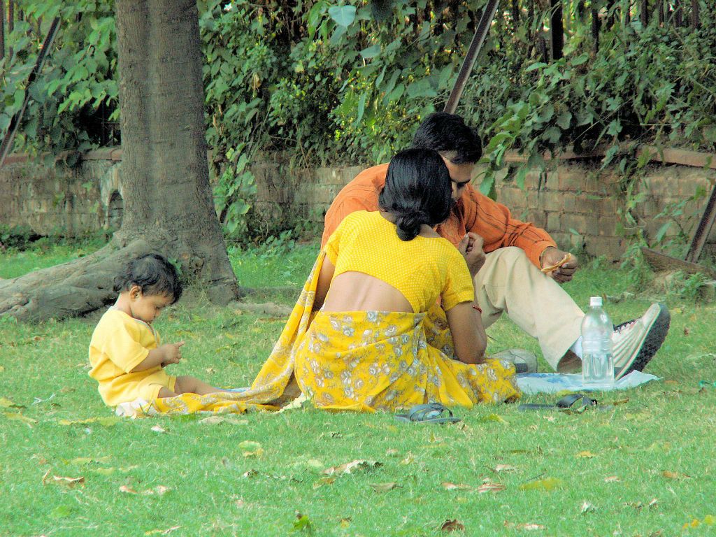 INDIA - DELHI - een gezin bij het Rode Fort