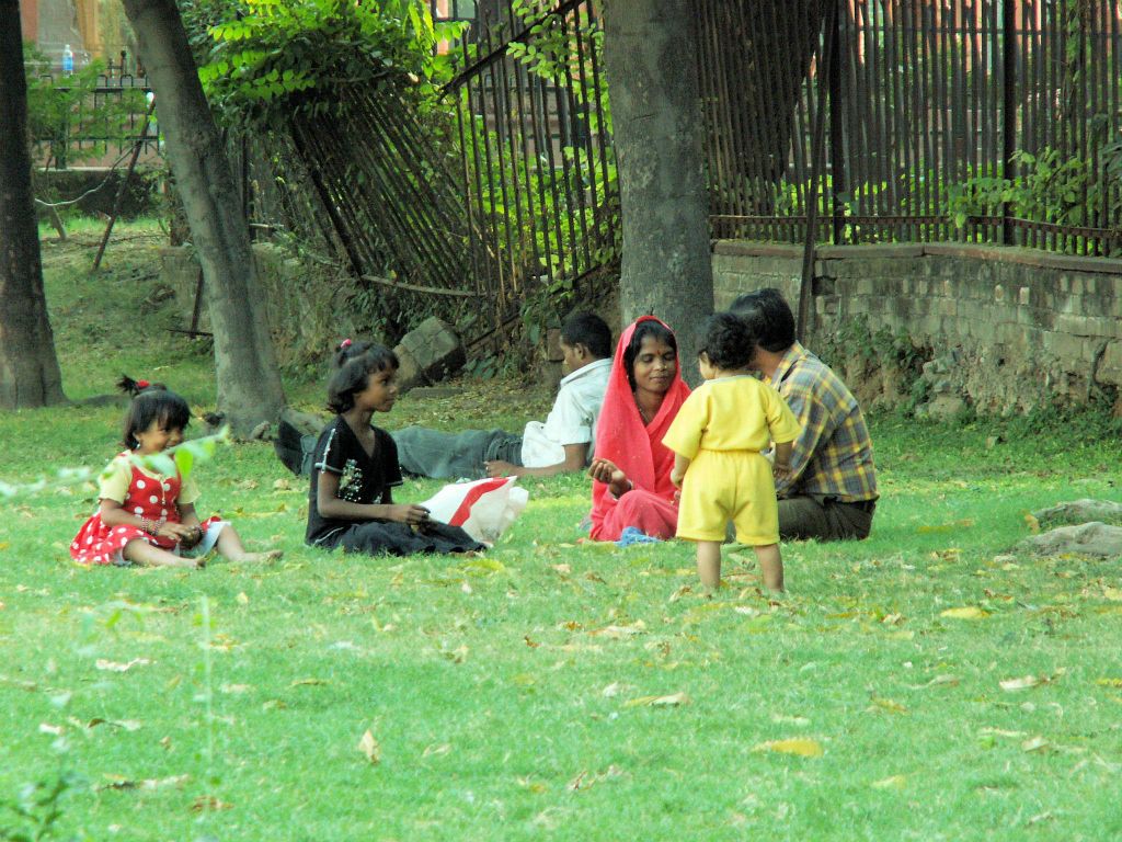 INDIA - DELHI - enkele mensen bij het Rode Fort