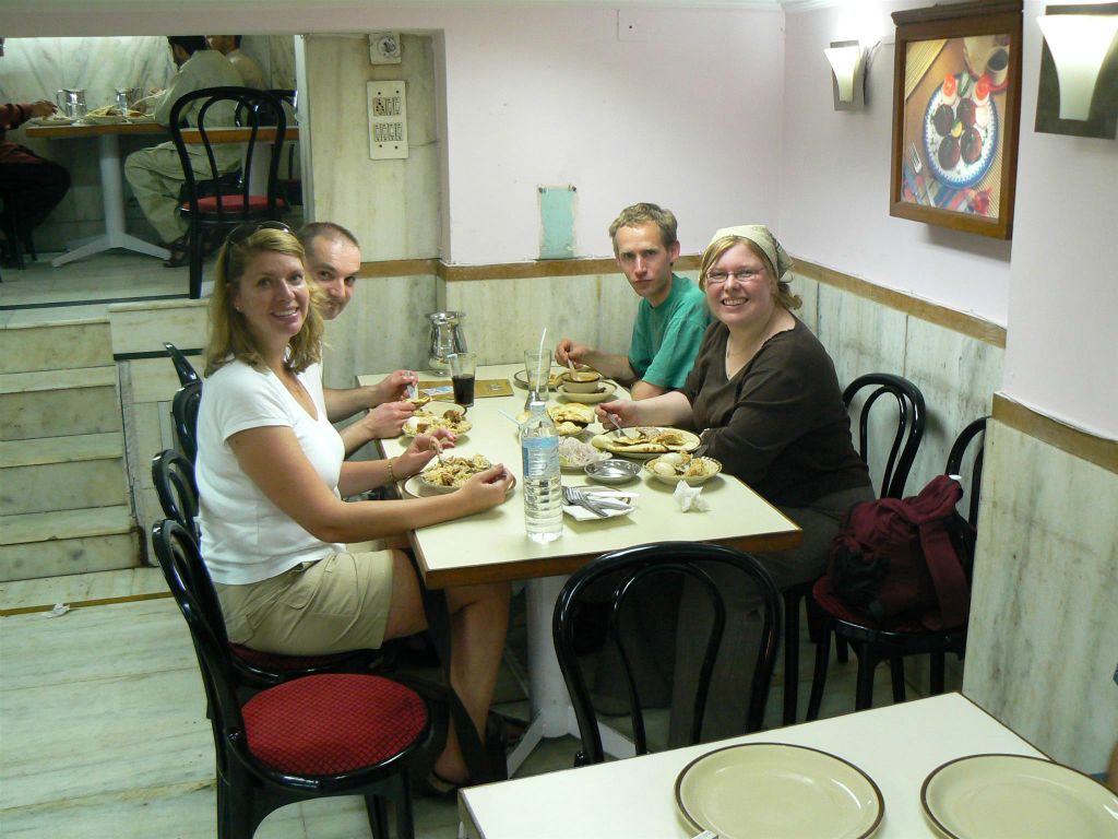 INDIA - DELHI - Mark, Claudia, Jose en Carlos aan het lunchen bij Karim