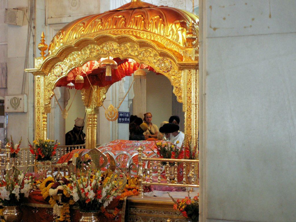 INDIA - DELHI - binnen in de Sinh tempel