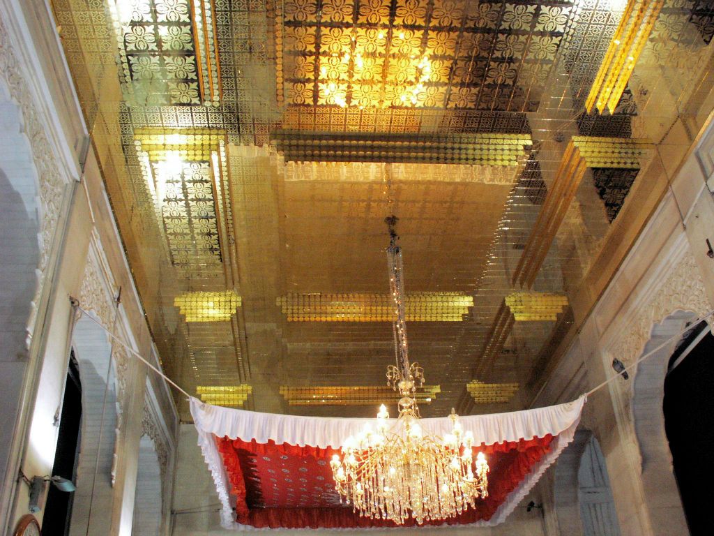 INDIA - DELHI - het plafond in de Sinh tempel