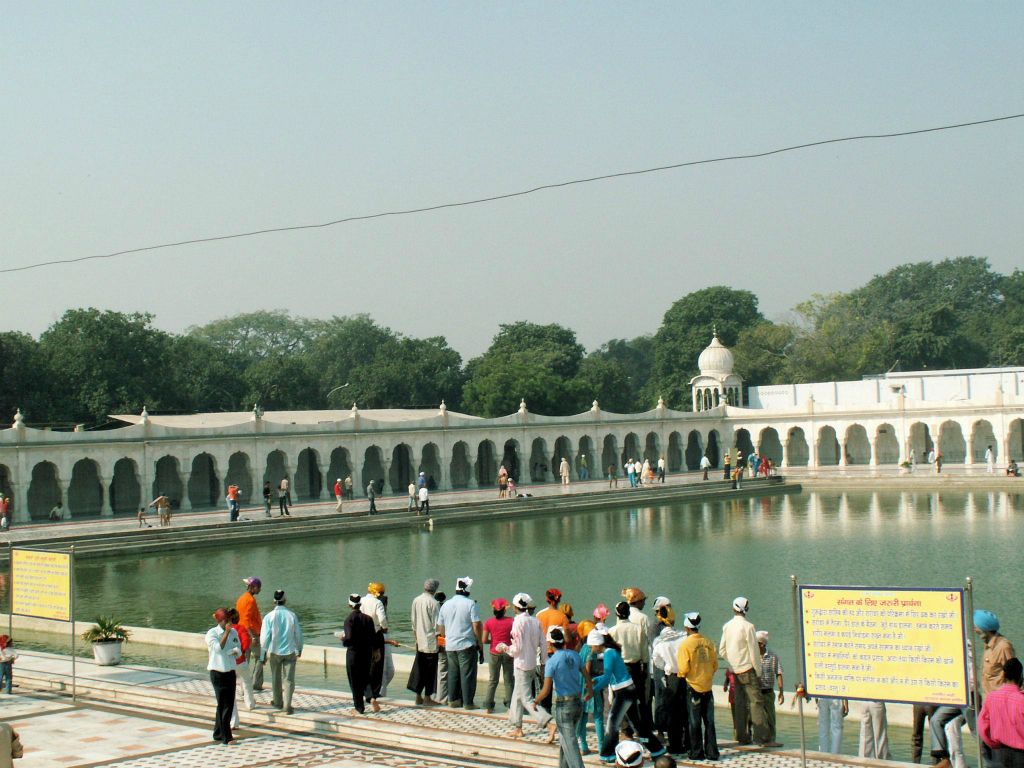 INDIA - DELHI - een bad bij de Sinh tempel