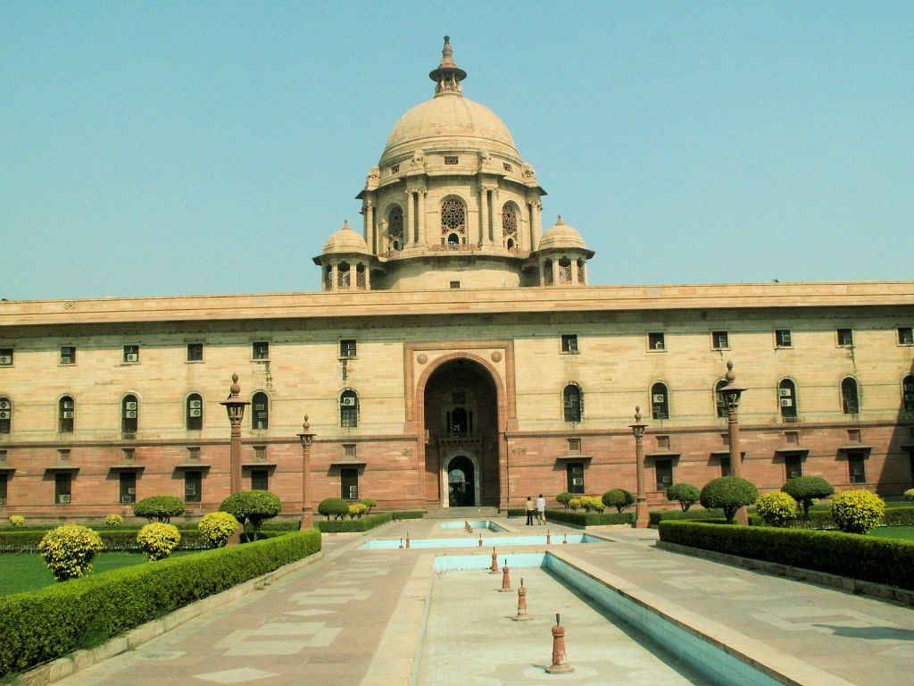 INDIA - DELHI - een Ambassador bij een secretariaat gebouw bij het parlement house
