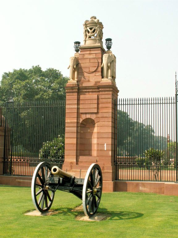 INDIA - DELHI - een kanon bij het parlement house