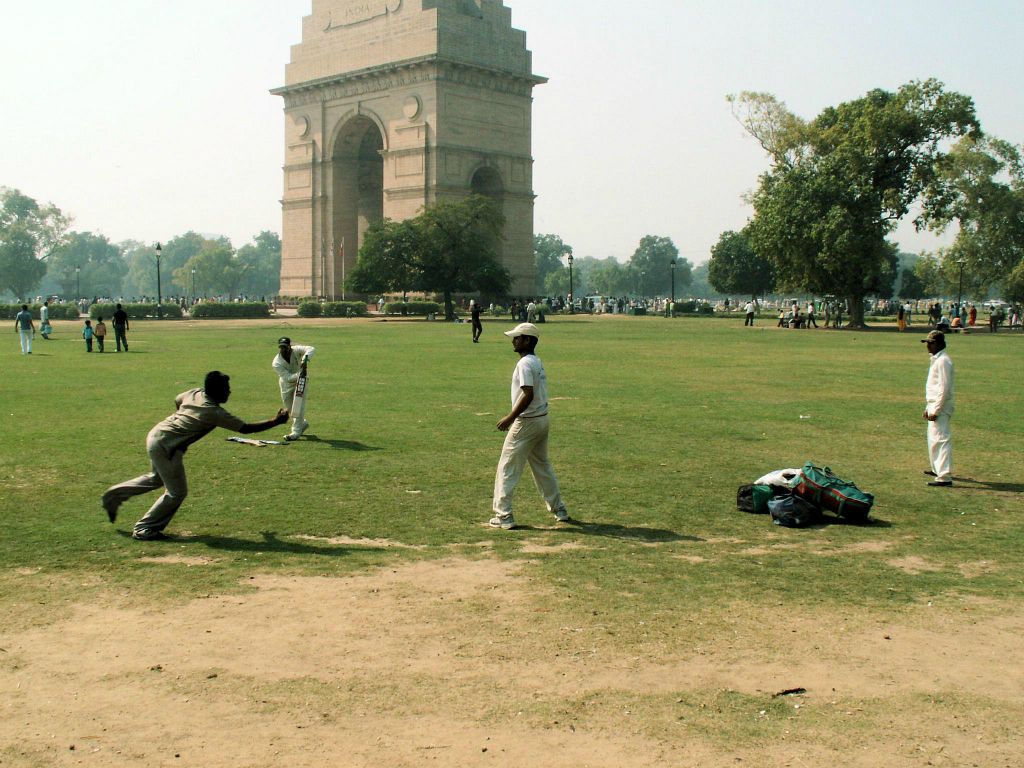 INDIA - DELHI - het spelen van cricket bij de India Gate