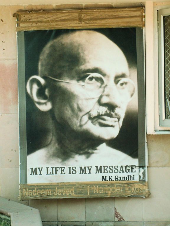 INDIA - DELHI - een foto van Ghandi bij de Raj Ghat , plaats waar Ghandi gecremeerd is op 31 jan 1948