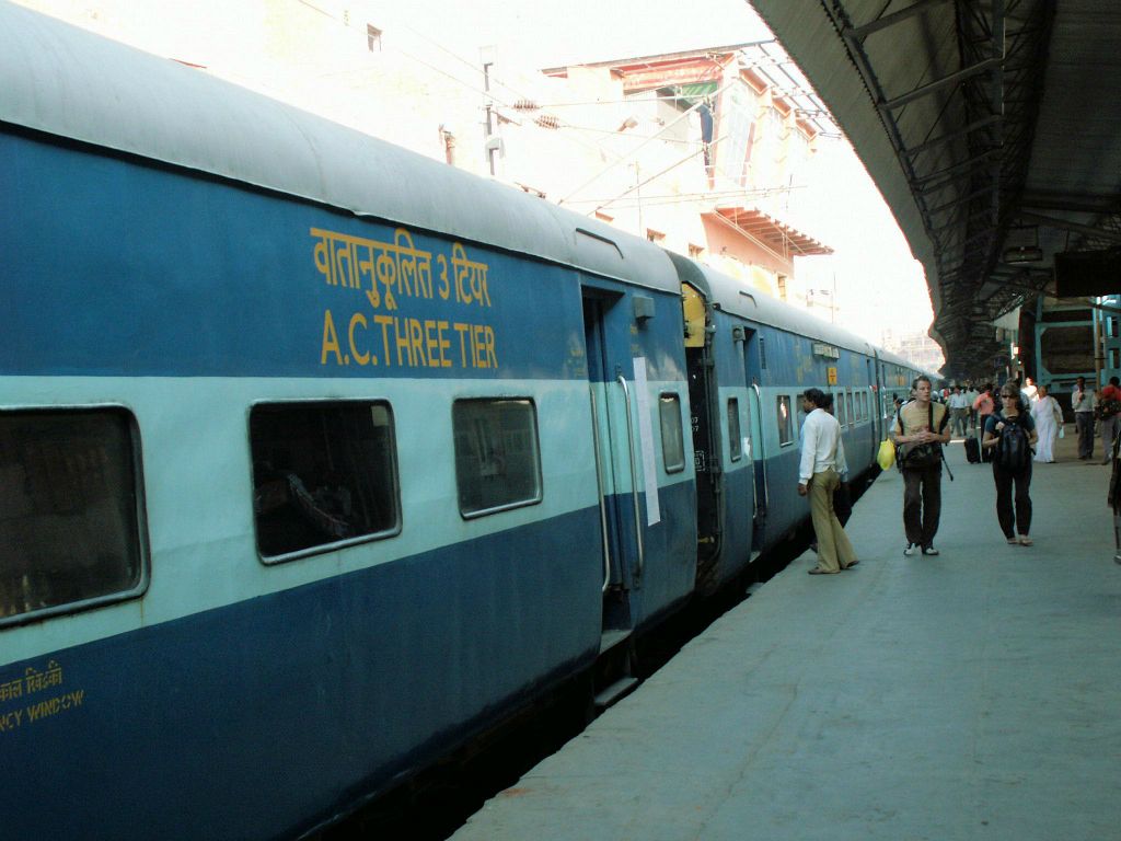 INDIA - DELHI - een trein op het treinstation
