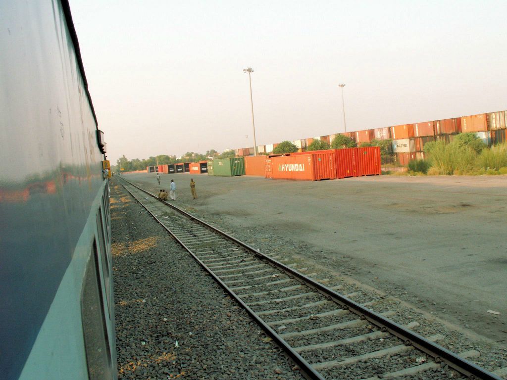 INDIA - DELHI -> JAIPUR - het uitzicht onderweg vanaf de trein