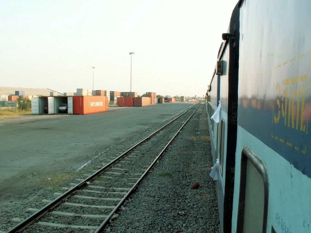 INDIA - DELHI -> JAIPUR - het uitzicht onderweg vanaf de trein