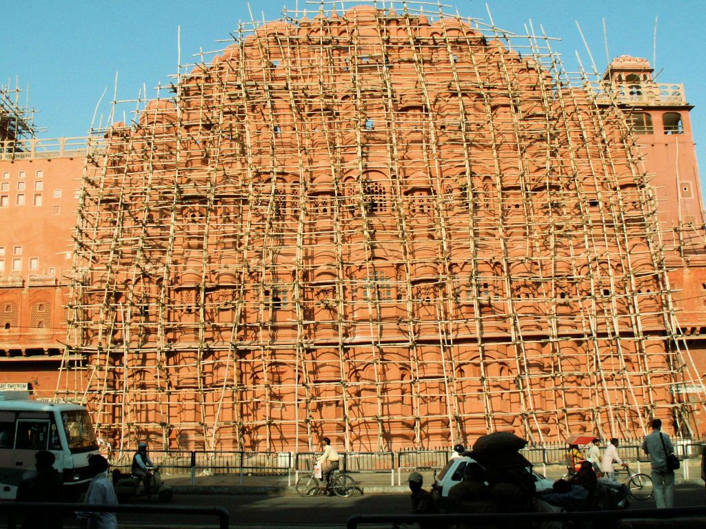 INDIA - JAIPUR - de Hawa Mahal (Palace of winds) in de steigers