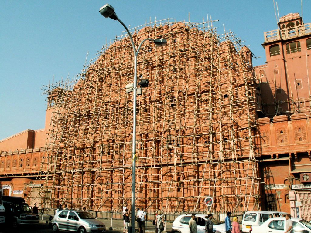 INDIA - JAIPUR - de Hawa Mahal (Palace of winds) in de steigers