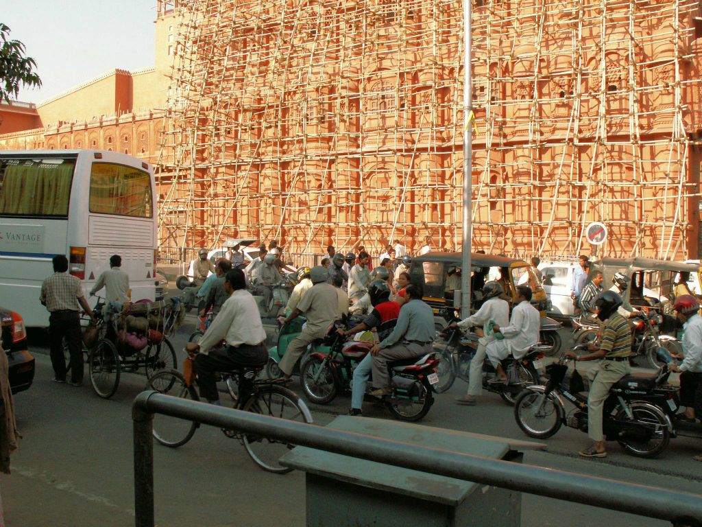 INDIA - JAIPUR - de verkeersdrukte bij de Hawa Mahal (Palace of winds) in de steigers