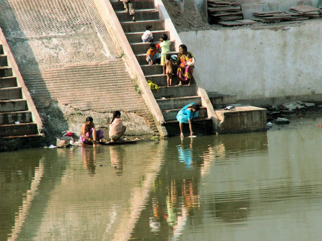 INDIA - JAIPUR - het wassen van kleding in de buurt van het Amber Fort