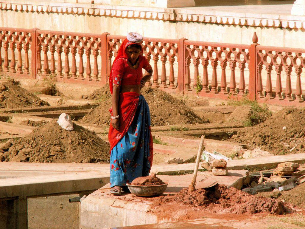 INDIA - JAIPUR - een vrouw aan het werk bij het Amber Fort