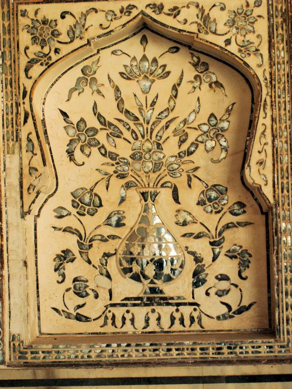 INDIA - JAIPUR - een wanddecoratie bij het Amber Fort