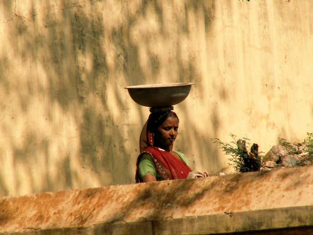INDIA - JAIPUR - een vrouw bij de Royal Gaitor (Cenotaphs of Gatore)
