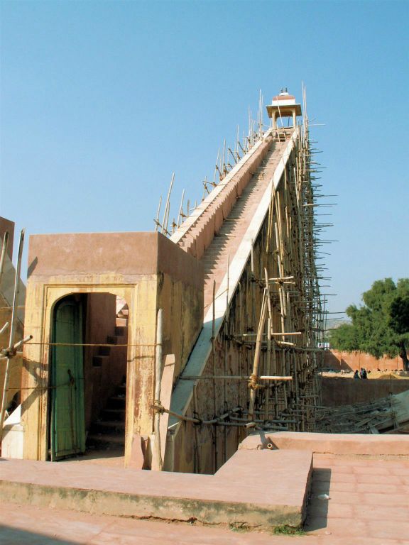 INDIA - JAIPUR - het Jantar Mantar observatorium uit 1728 gebouwd door Maharadja Jai Singh