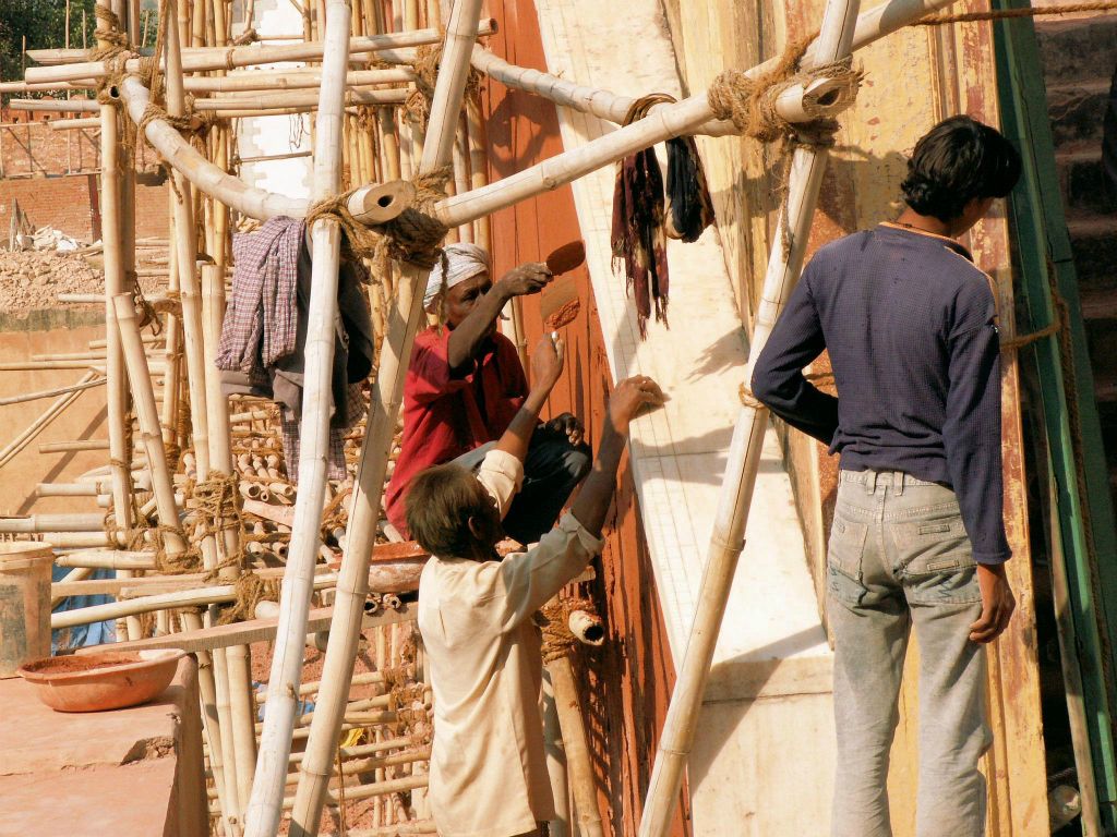 INDIA - JAIPUR - enkele mensen aan het werk bij het Jantar Mantar observatorium uit 1728 gebouwd door Maharadja Jai Singh