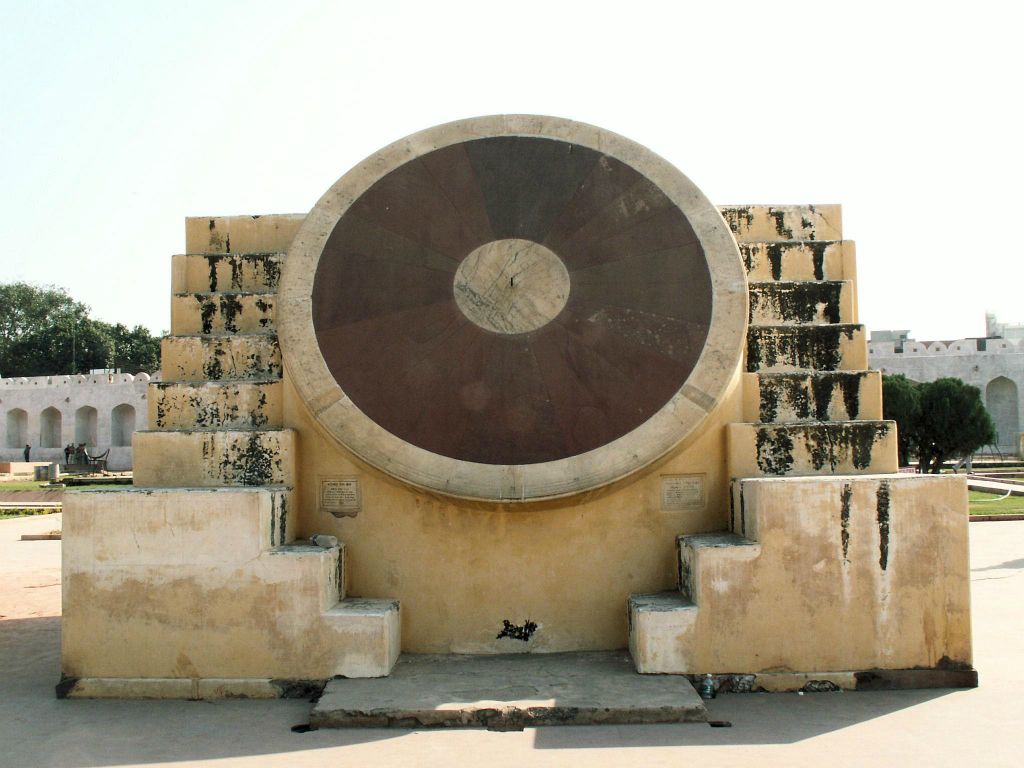 INDIA - JAIPUR - het Jantar Mantar observatorium uit 1728 gebouwd door Maharadja Jai Singh