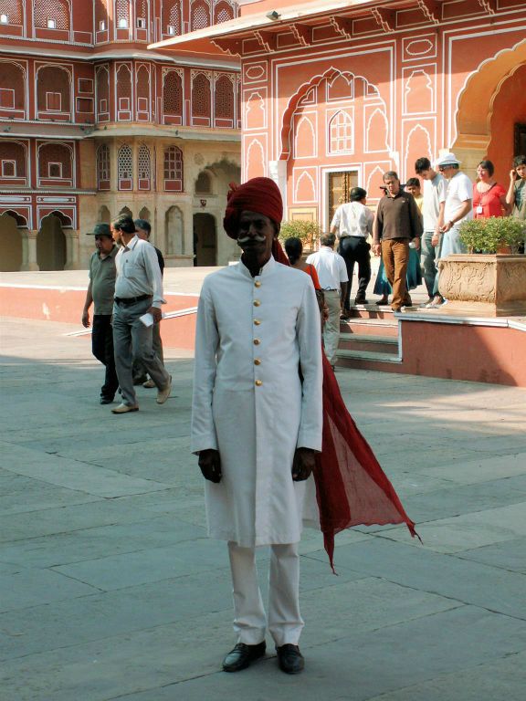 INDIA - JAIPUR - een man bij The City Palace