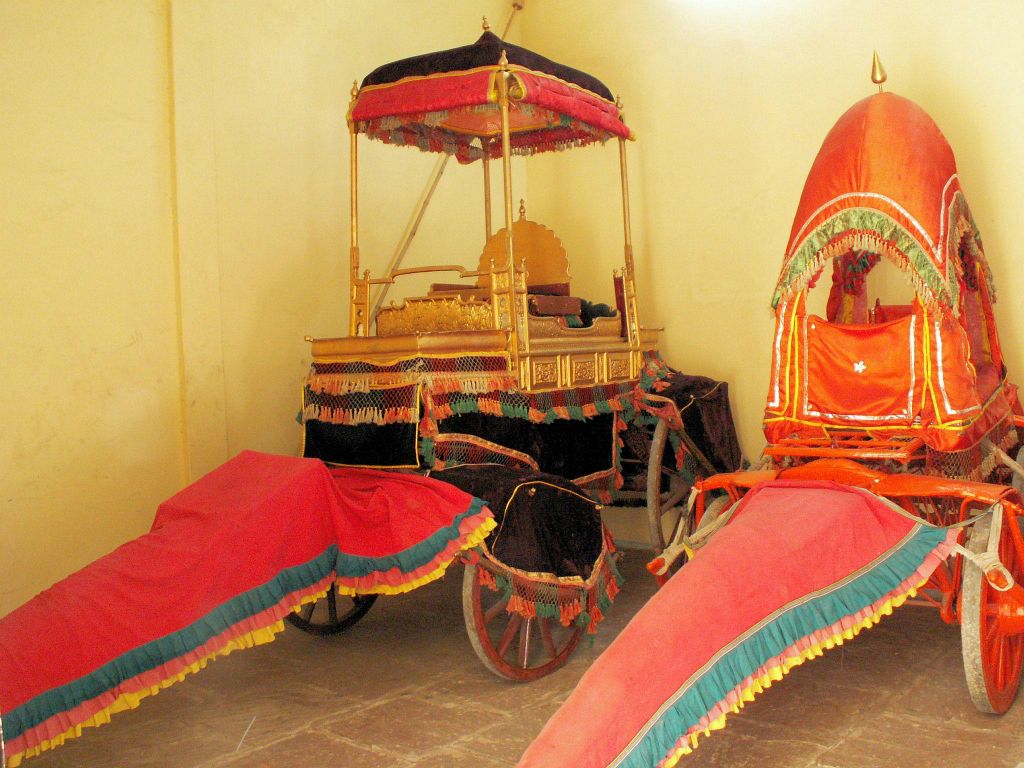 INDIA - JAIPUR - twee koetsen bij The City Palace