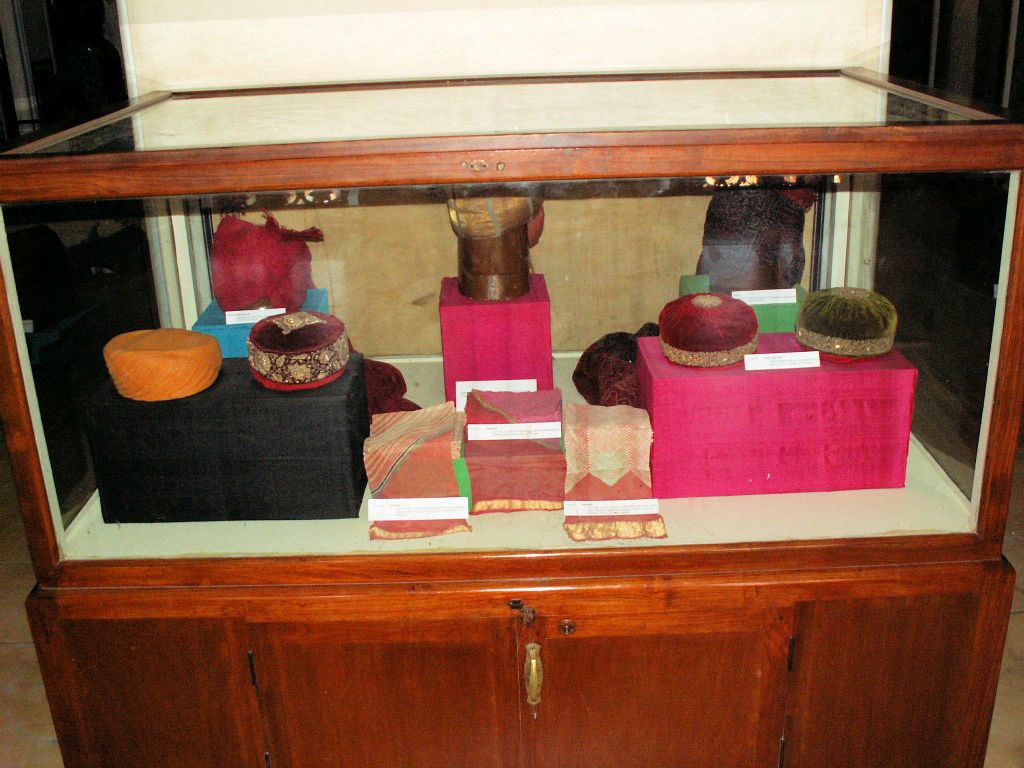 INDIA - JAIPUR - een vitrine met hoofddeksels bij The City Palace