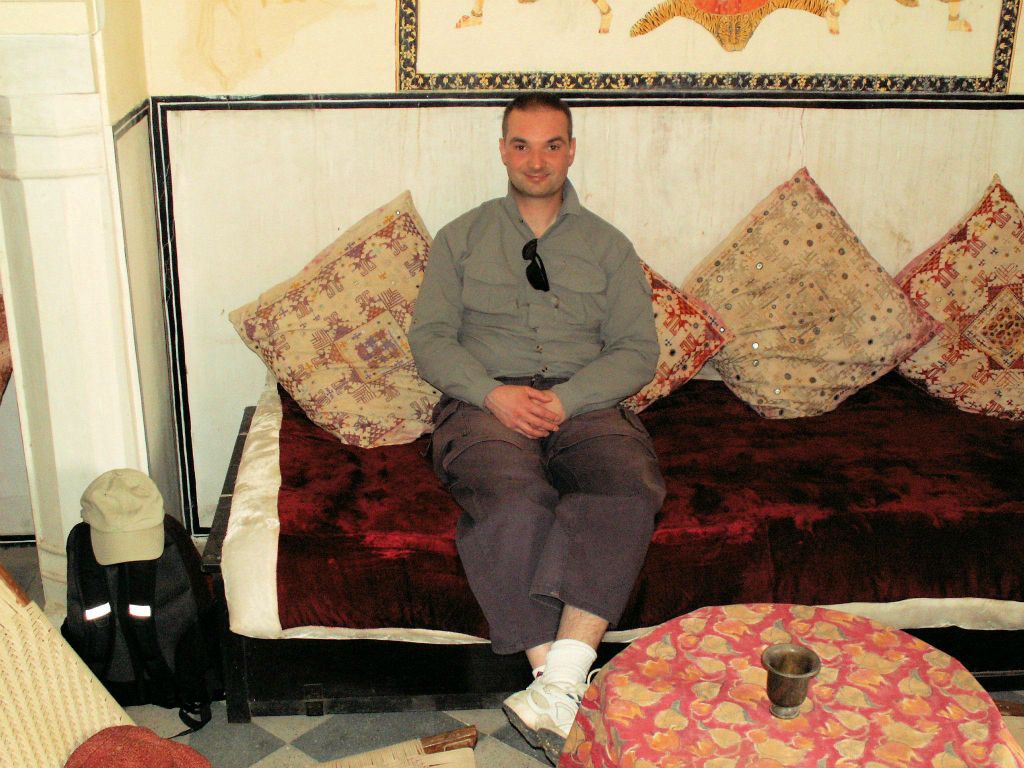 INDIA - JAIPUR - Carlos op een bank