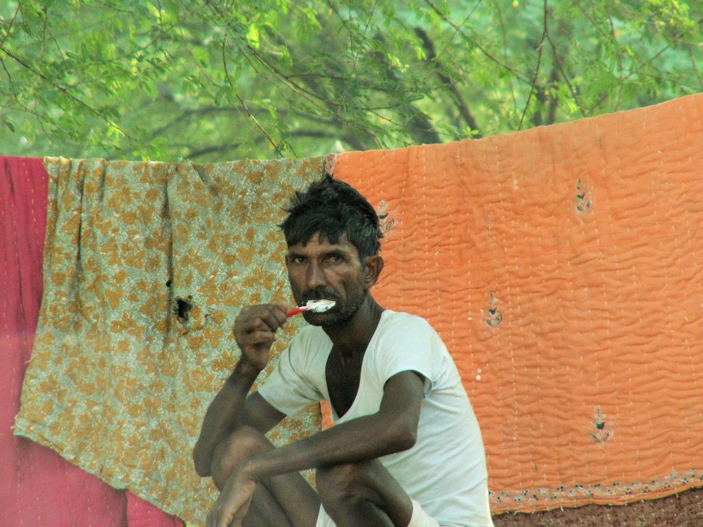 INDIA - JAIPUR - een man die zijn tanden aan het poetsen is