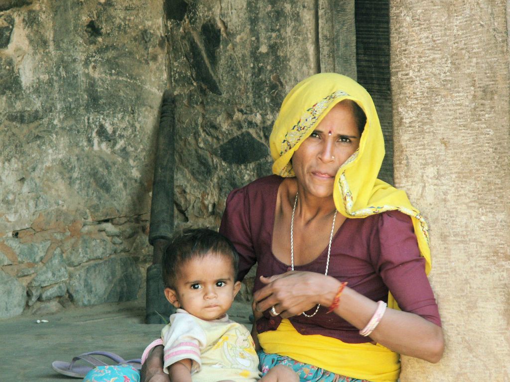 INDIA - JAIPUR - een moeder met kind