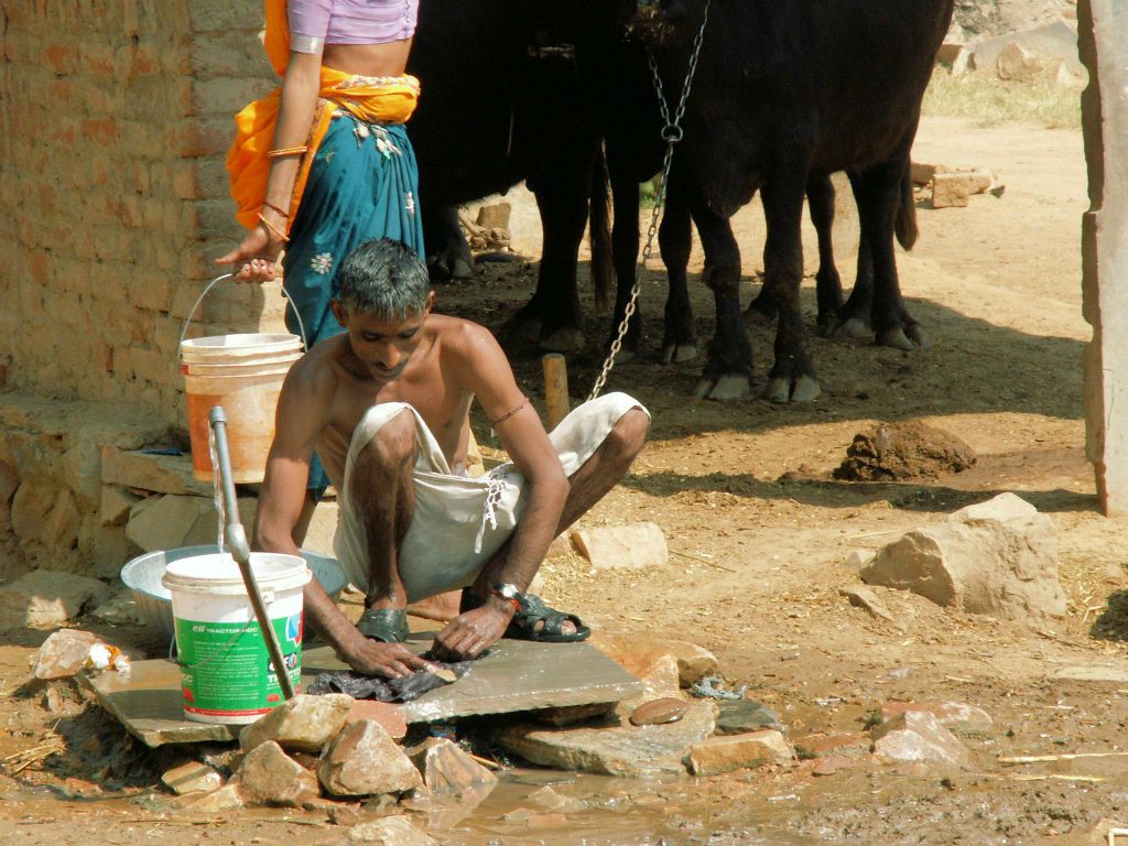 INDIA - JAIPUR - een man die de was aan het doen is