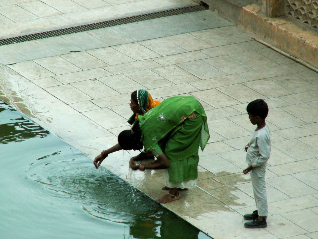 INDIA - JAIPUR - enkele mensen bij de Galwar Bagh (apentempel)