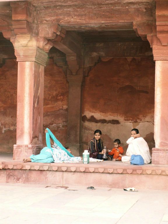 INDIA - SIKRI - enkele mensen bij de Fatehpur Sikri (verlaten 16e eeuwse Mogolstad)